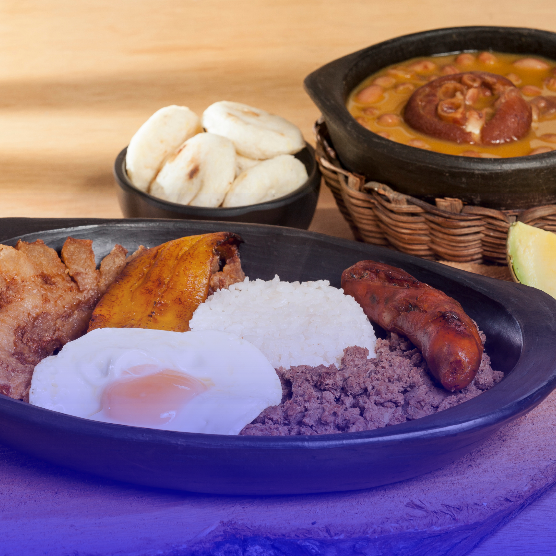 Con fondas y presentaciones artísticas, la Institución Educativa Pío XII sede la Gabriela conmemoró el Día de la Antioqueñidad.