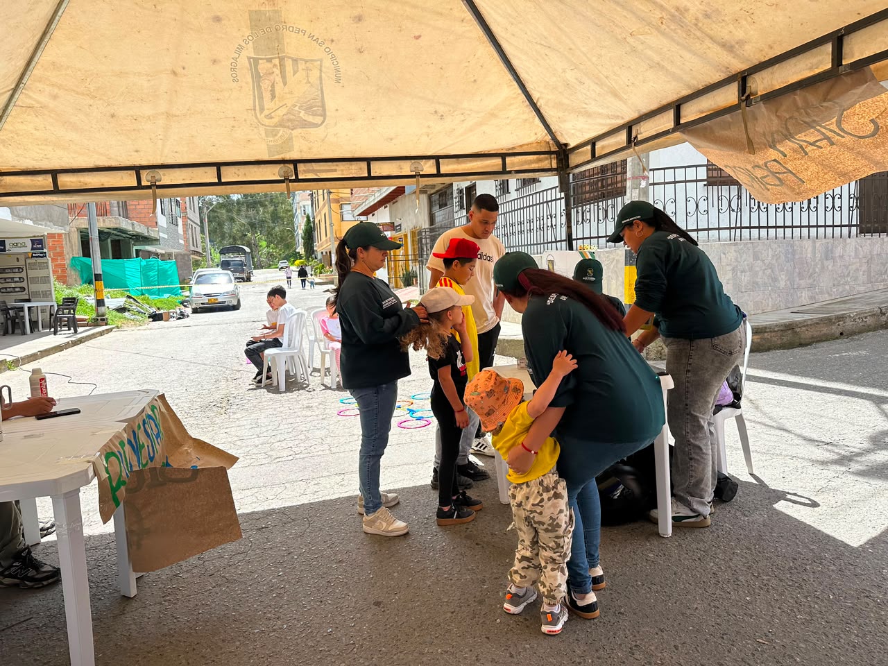Feria Barrial llegó al barrio Marianito para promover la educación ambiental y acercar la oferta institucional a la comunidad