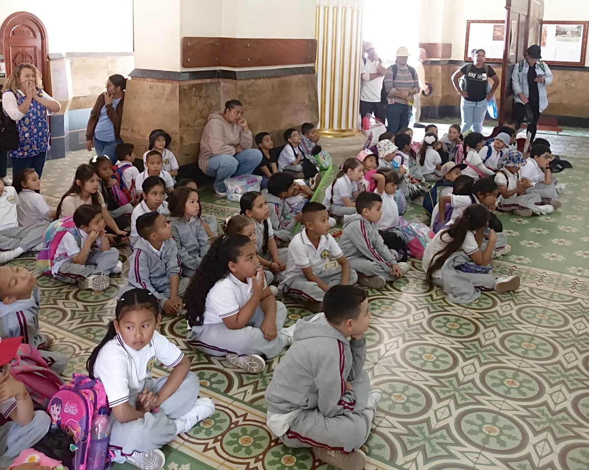 Estudiantes de la I.E. Pío XII recorrieron San Pedro para conocer su historia y fortalecer el sentido de pertenencia