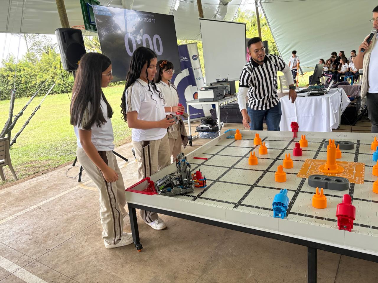 Jóvenes sampedreños se preparan para conquistar nuevos retos en competencias de robótica